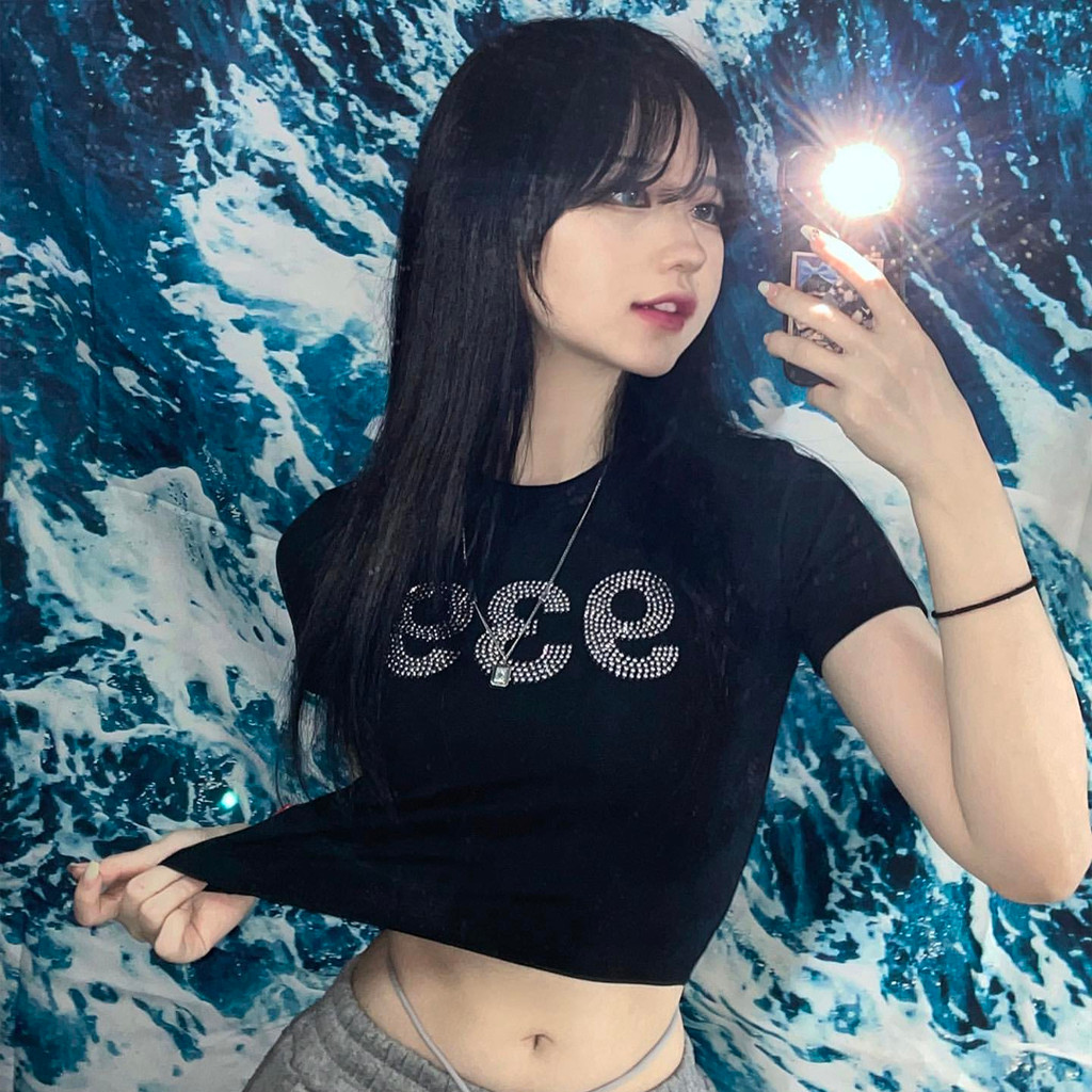 [i4p STUDIO] เสื้อยืดแขนสั้นทรงเกาหลี สไตล์บอดี้ พร้อมโลโก้ดิจิตอล ฟอร์มเรียบร้อย