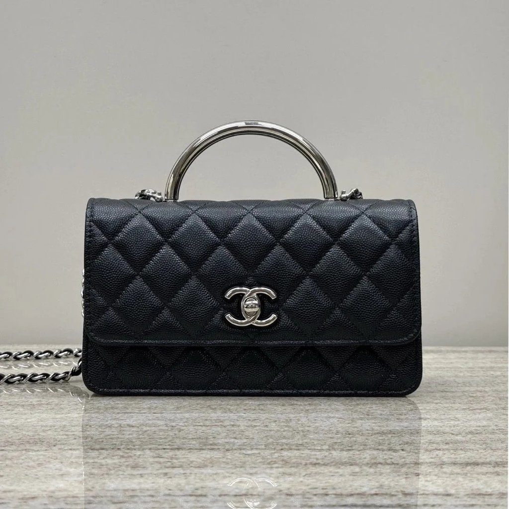 CHANEL Fortune WOC กระเป๋าสะพายข้างหนังวัวลายลิ้นจี่ ออกแบบมาพร้อมโซ่คล้องคอและสายสะพาย ปรับแต่งได้ต