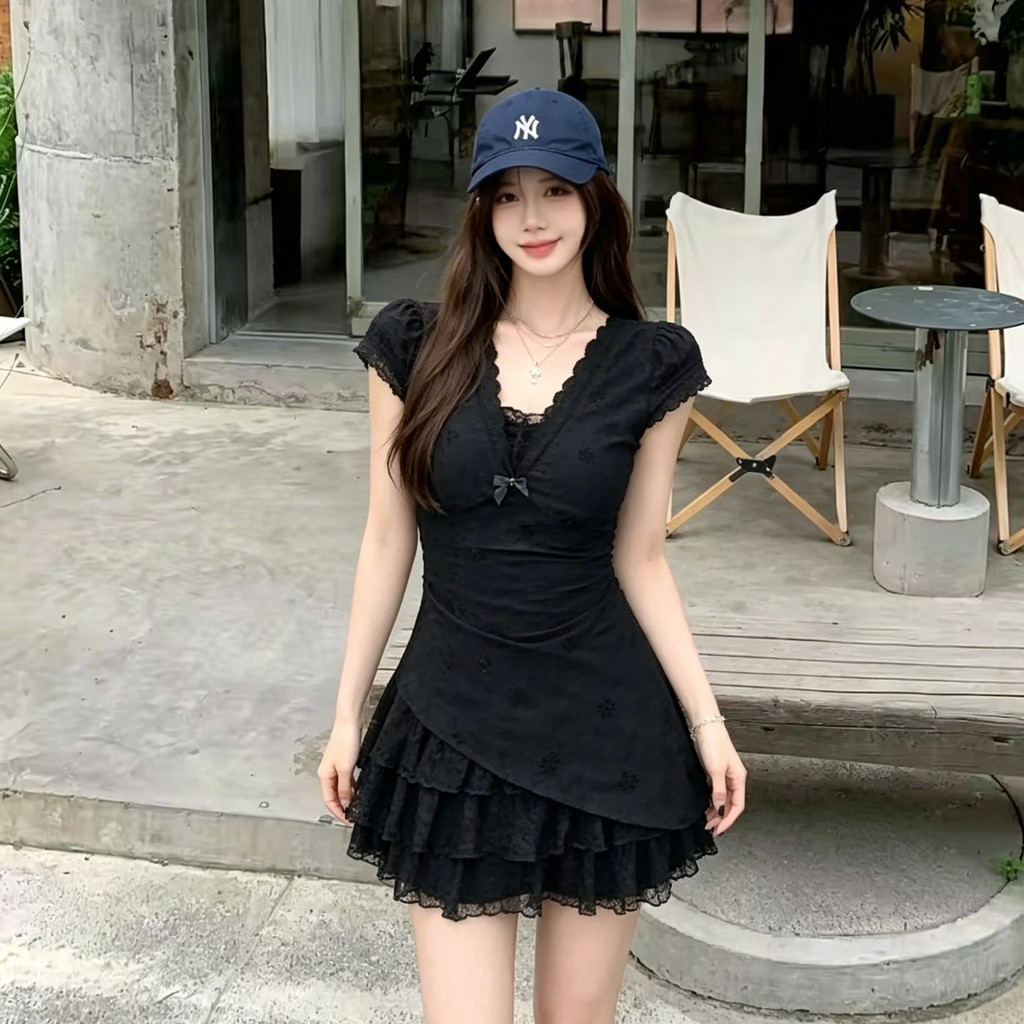 ฤดูร้อนสไตล์ใหม่สีดําสีขาวชุดคอวีผู้หญิงแคบ-เอว ผอมลง ดูอารมณ์ บริสุทธิ์ ความต้องการ สไตล์ลูกไม้ไม่สม่ําเสมอ