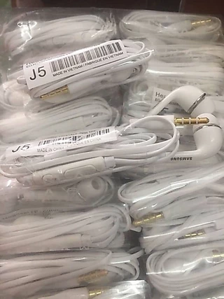 หูฟังJ5เสียงดีเสียงดัง Small Talk In Ear Earphones สำหรับ 3.5mm jack - White