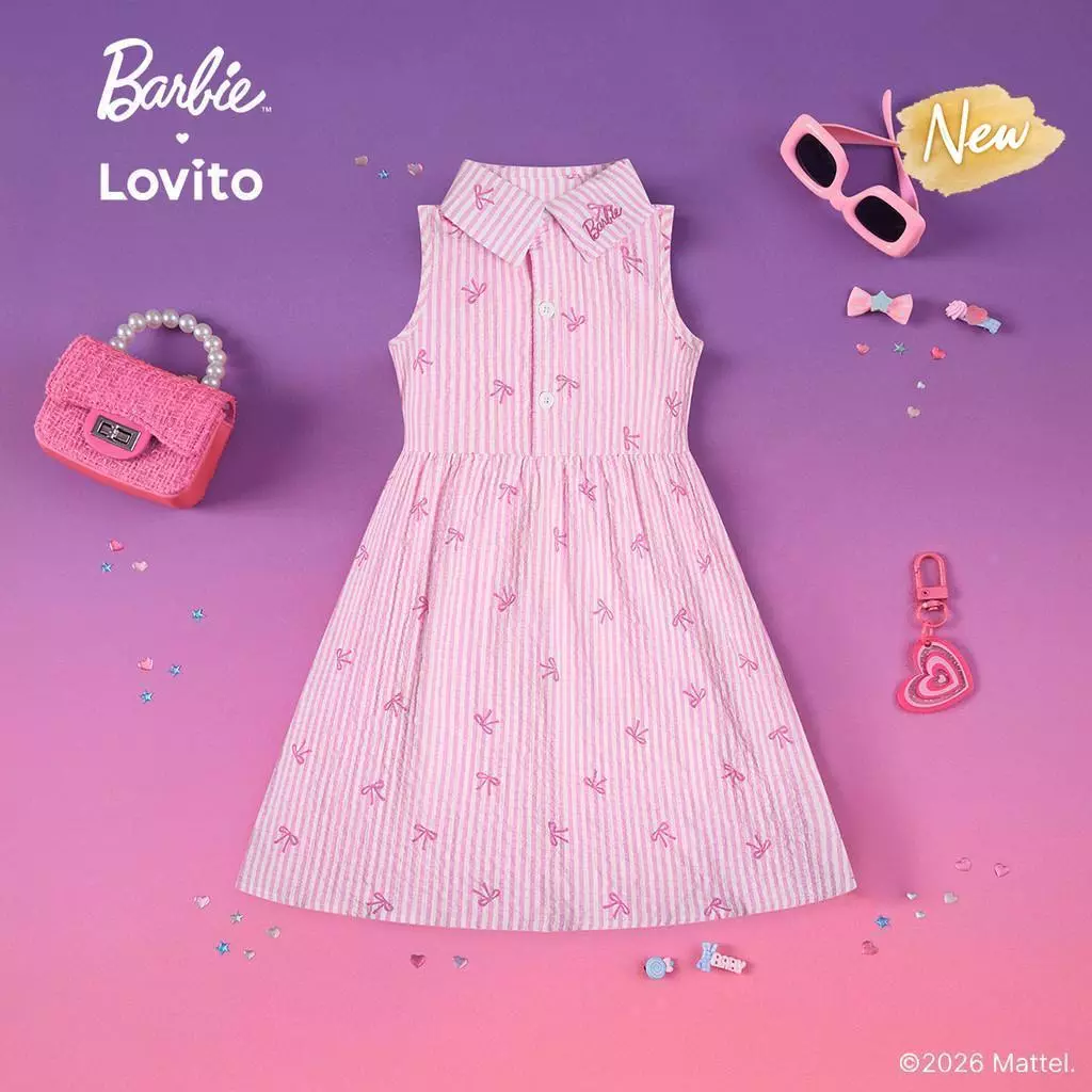 (New Arrival) Barbie™ X Lovito Kids ชุดเดรสสีชมพูเด็กผู้หญิง ฤดูใบไม้ผลิ/ร้อน ทรงปลายขาเข่า ปักลายและกระดุม เกาหลี อินเทรนด์ LBL5AD030