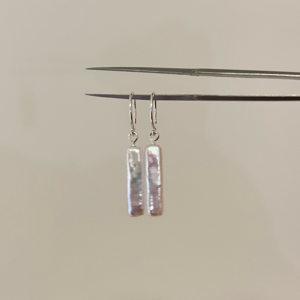 Niche Design ไข่มุกน้ําจืดธรรมชาติขนาดเล็ก Silver Bar ต่างหู s925 เงินสเตอร์ลิงที่ไม่ซ้ํากัน All-Mat
