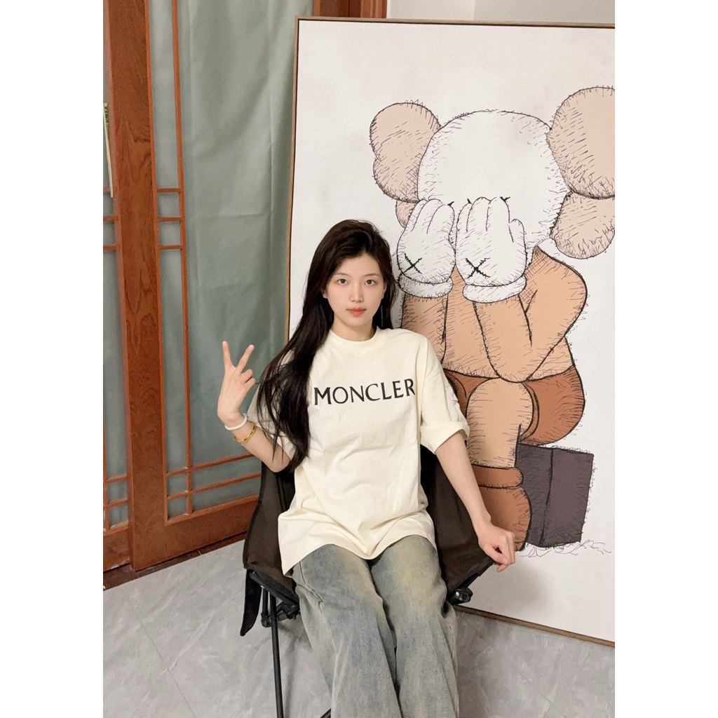 Moncler/Moncler 2026 คลาสสิกรอบคอแขนสั้นเสื้อยืดผู้ชายผู้หญิงฤดูใบไม้ผลิแฟชั่นสบายๆขนาดใหญ่ Original
