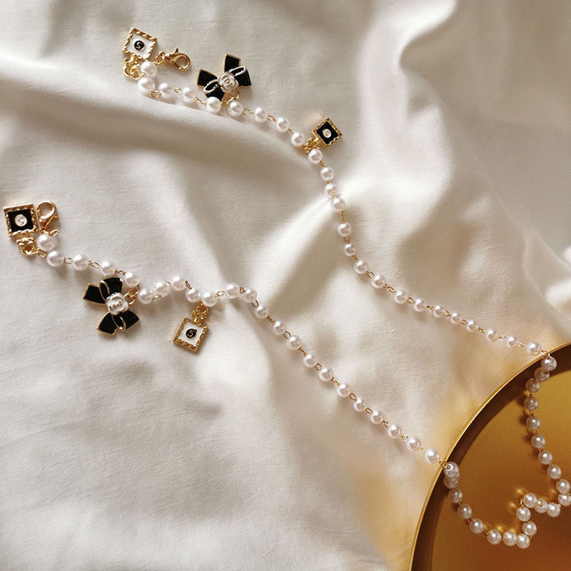 2026 สินค้าใหม่ INS โซ่กลิ่นหอมขนาดเล็กสีดําสีขาวโบว์ขวดน้ําหอม Retro Pearl Chain Halter คอหน้ากากเช