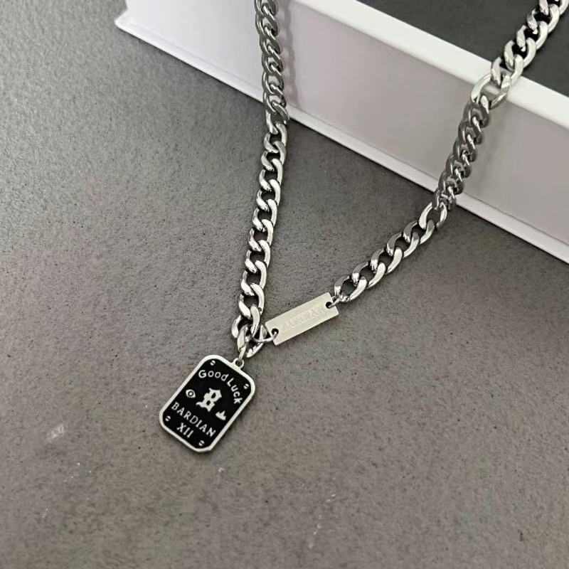 T42.SHOP🌸 สร้อยคอโลหะ ตัวอักษร สี่เหลี่ยม วินเทจ เครื่องประดับแฟชั่น ชายหญิงสามารถใช้ได้