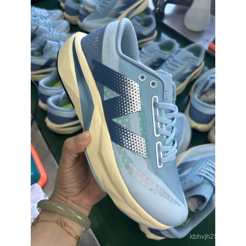 รองเท้าผ้าใบวิ่ง Fuelcell Rebel V4