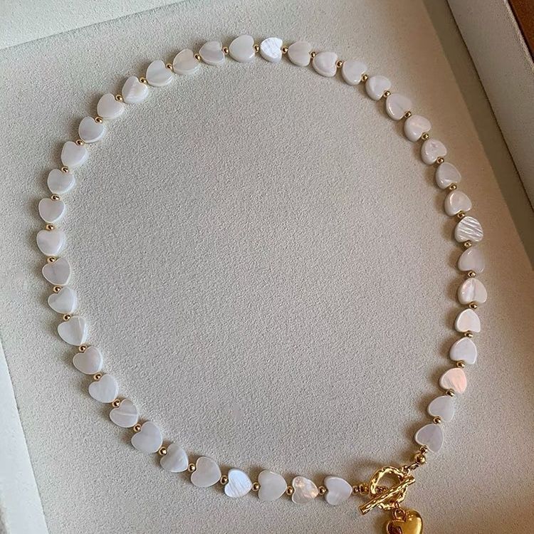 สีขาวธรรมชาติ Fritillary สร้อยคอจี้รูปหัวใจผู้หญิงหรูหรา Niche High-End ฝรั่งเศส OT Baroque Pearl สร