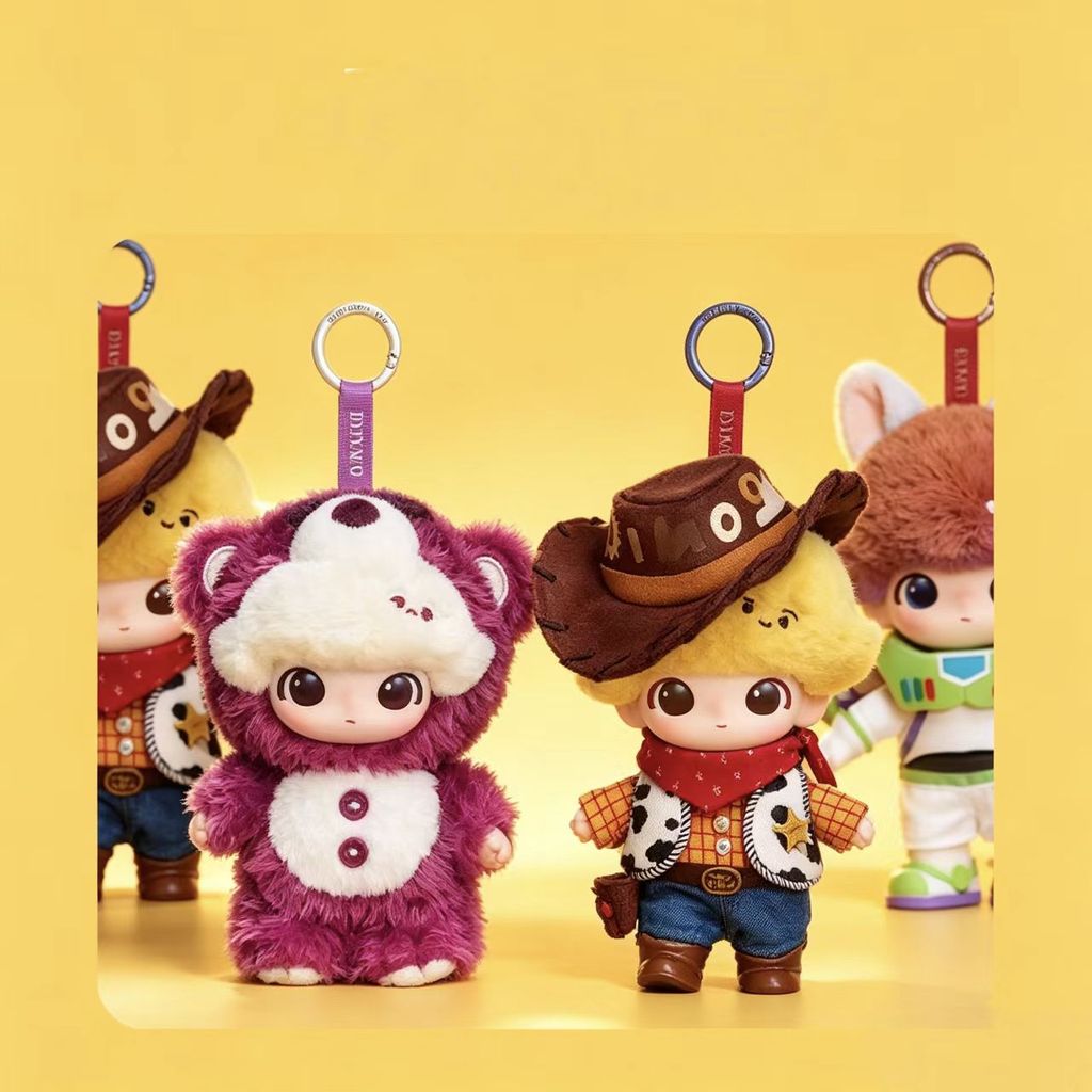 POPMART DIMOO WORLD x PIXAR ไวนิลจี้ตุ๊กตากล่องตาบอดของขวัญ WoodyLotso Sulley Remy VBPO