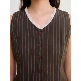 [Pomelo] เสื้อกั๊กเข้ารูปลายทางดีเทลขอบลูกไม้ / Pinstripe Vest with Lace Trim Detail