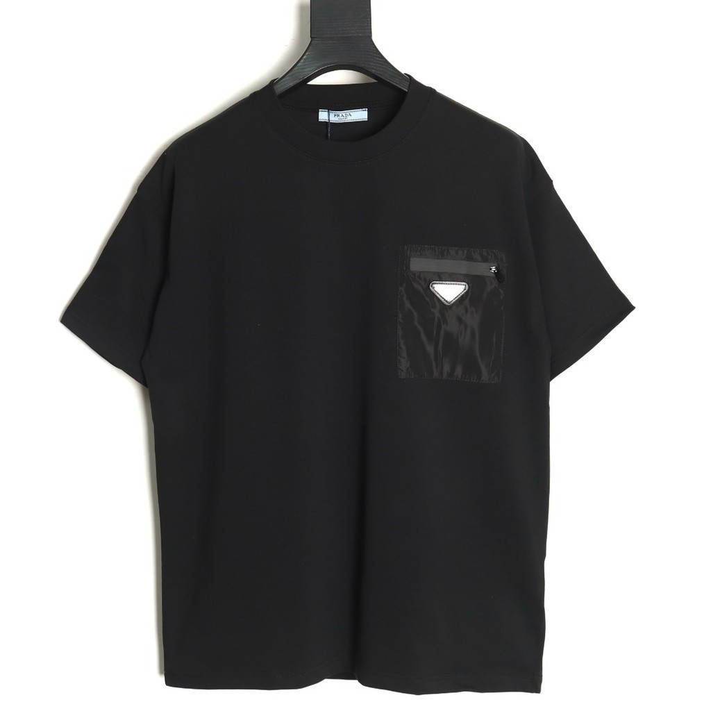 PRADA PRADA 2026 คลาสสิกรอบคอแขนสั้นเสื้อยืดผู้ชายผู้หญิงสไตล์ความรู้สึกระดับไฮเอนด์ Bottoming ผ้าฝ้