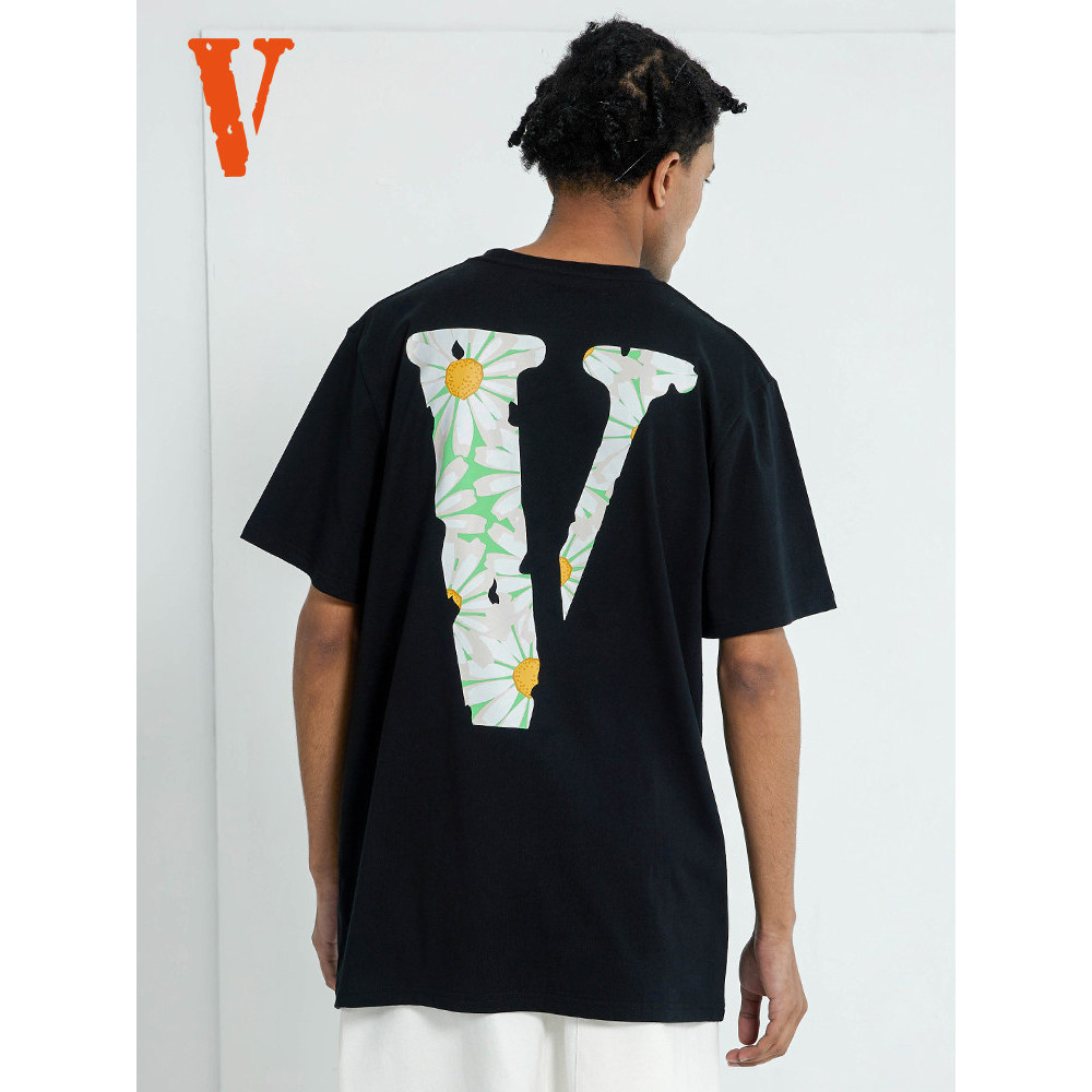 VLONE Daisy Big V พิมพ์เสื้อยืดคอลูกเรือผู้ชายผ้าฝ้าย 100% Street Trend แฟชั่นกีฬาแขนสั้น 0820