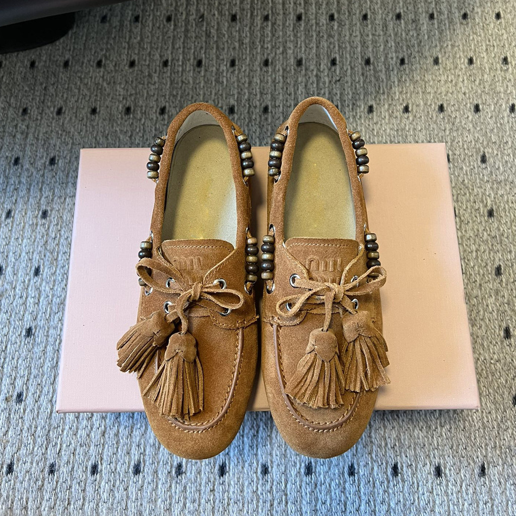 PRUY MIUMIU สไตล์ใหม่ของแท้หนังพู่รองเท้าผ้าใบผู้หญิงรอบ Toe Slip-On Retro Slip-On รองเท้า Simia ลูก