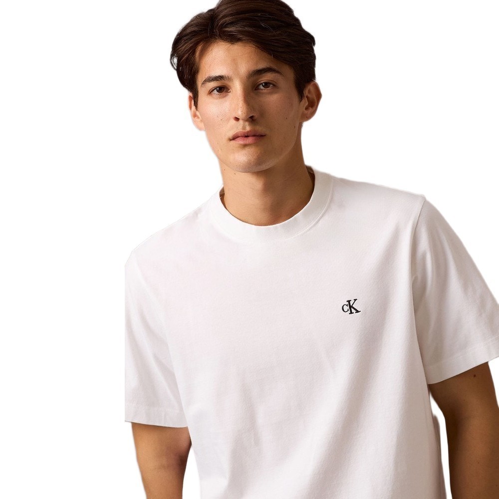 CALVIN KLEIN เสื้อยืดคอกลมแขนสั้นผู้ชาย Embroidered Monogram ทรง Relaxed รุ่น 4RC275G YAF-สีขาว ราคา ถูกที่สุด ดีลบีเคเค แกลเลอรีภาพที่ 2
