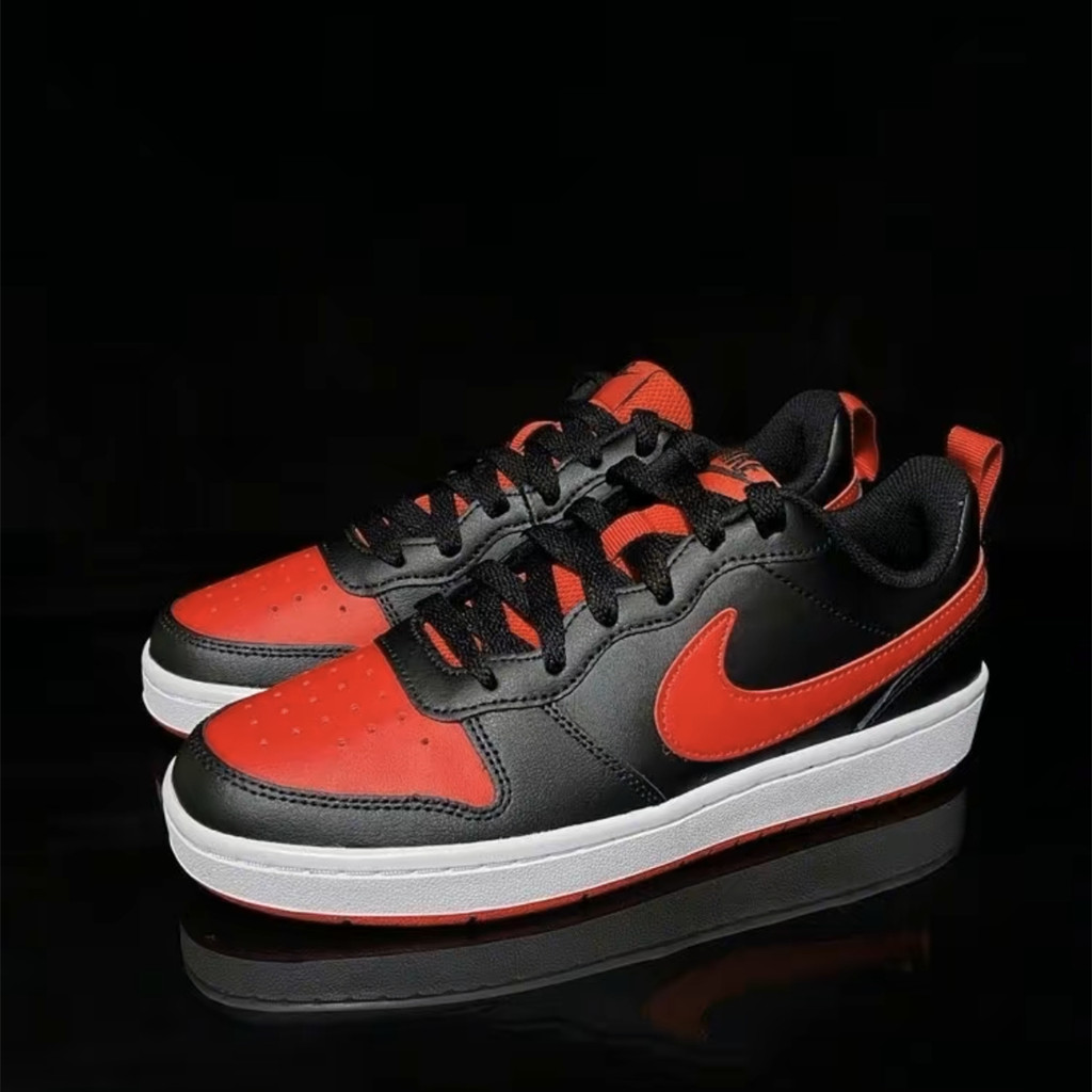 Nike Court Borough Low 2 สีดําสีแดงต้องห้ามสวมใส่ผู้หญิงกีฬารองเท้าผ้าใบลําลอง BQ5448-007