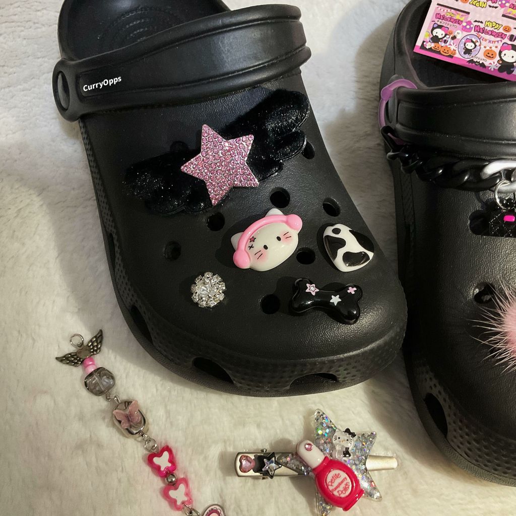 jibbitz crocs croc jibz Crocs Kitty สีดำและสีชมพู รองเท้าหัวเข็มขัดโซ่ ลายดอกไม้
