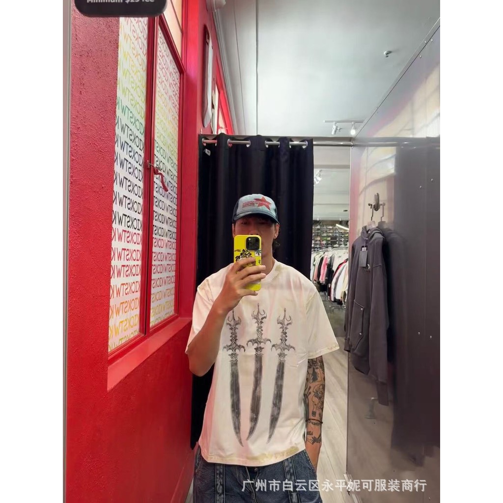 L8UZ Thug Club Sword Dirty Dyed Distressed Graffiti พิมพ์ High Street vibe สไตล์เสื้อยืดแขนสั้นหลวม