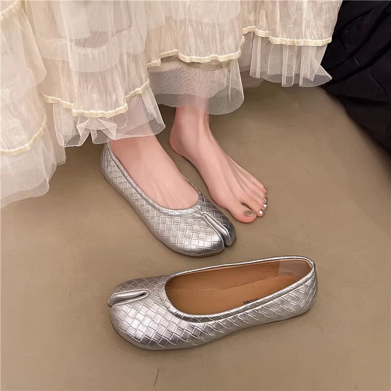 Flat Peas Pig Feet Shoes รองเท้าผู้หญิง 2026 Split Toe Thumb Pig Hoof Boat Shoes รองเท้าตักสีแดง