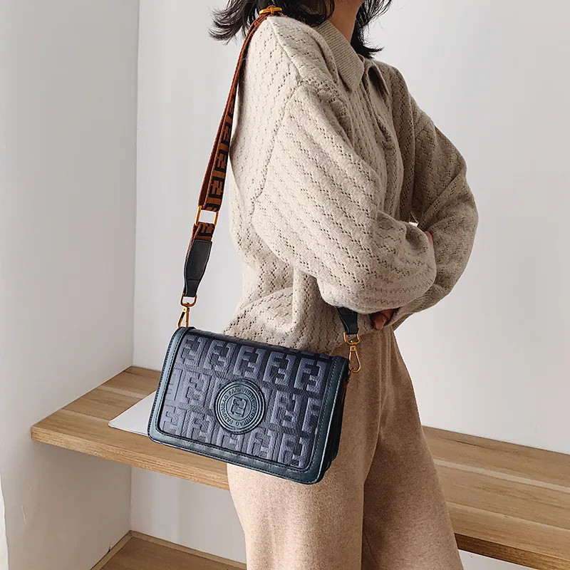 BW7G New2026 Fe--i Small square bag designed for crossbody wear bags Fashionable real gloves LOGO
