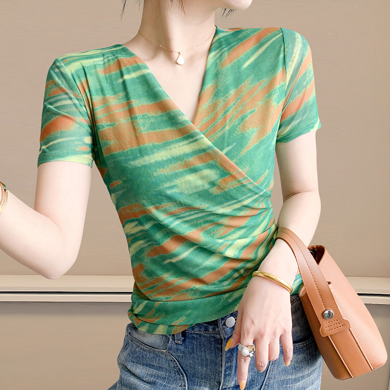 2026 ฤดูร้อนย่น Cross V คอแฟชั่นแขนสั้นผ้ากอซพิมพ์แฟชั่น Slim-Fit Slimmer ดู Bottoming เสื้ออินเทรนด