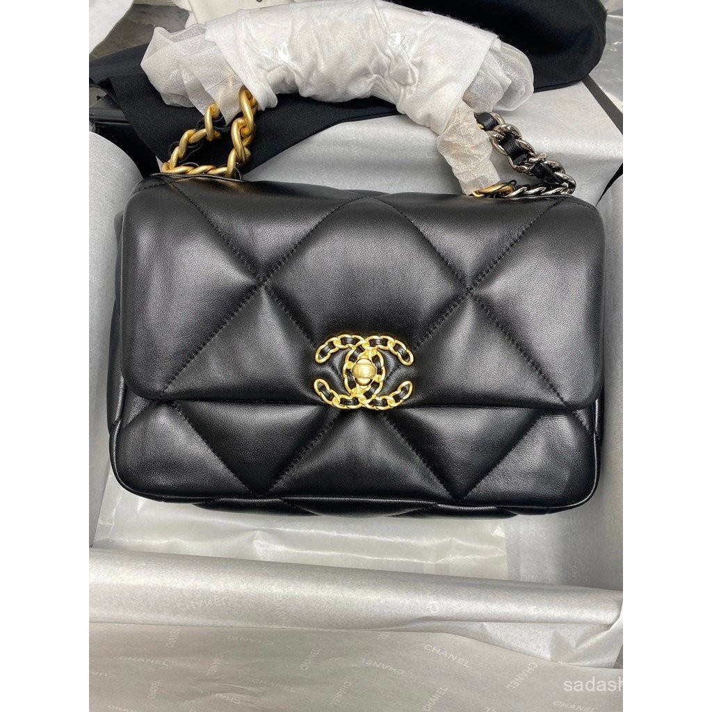 กระเป๋าถือแบบ.Chain Cross Body Bag จากแบรนด์Been รุ่นใหม่ ผลิตจากหนังแกะแท้ (Lambskin) สีดำเงิน พร้อ