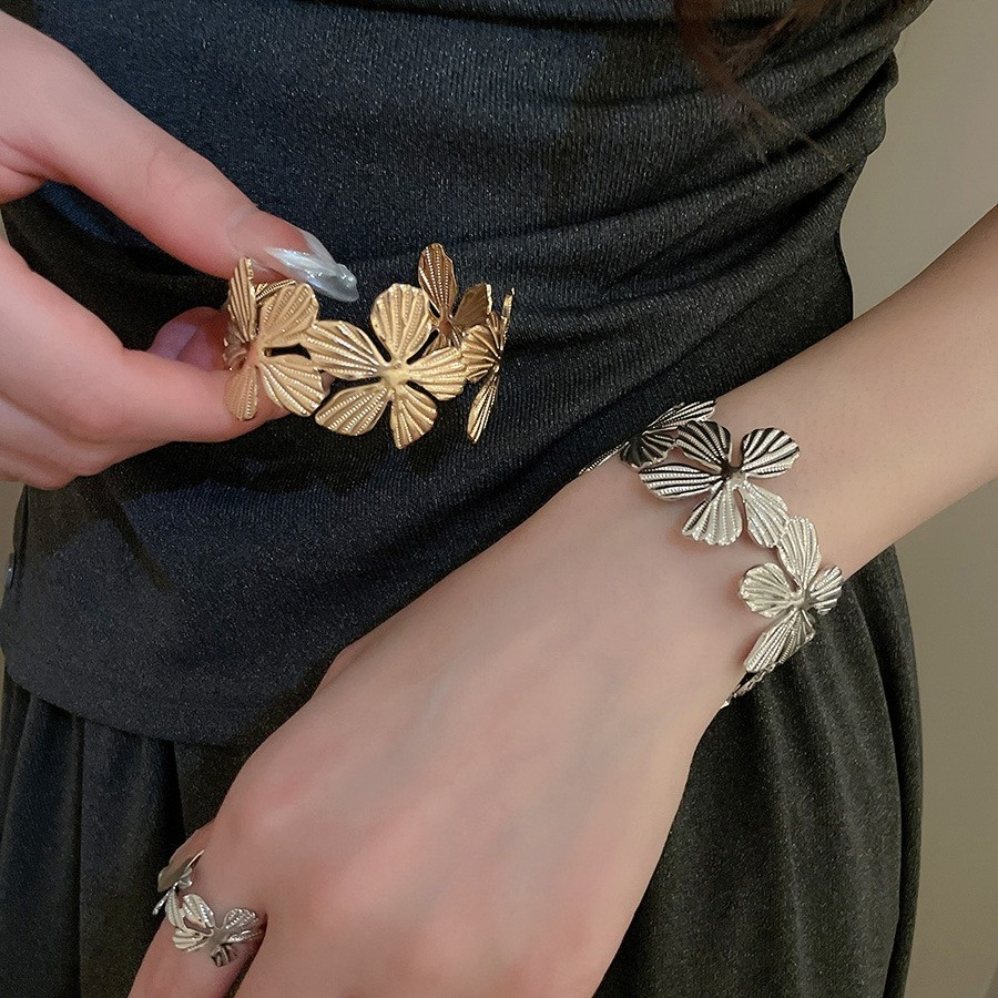 สร้อยข้อมือสไตล์ยุโรปและอเมริกา ออกแบบเหมือนดอกไม้ เปิดแหวน พร้อมแสงหรูหรา เครื่องประดับมือระดับไฮเอนด์