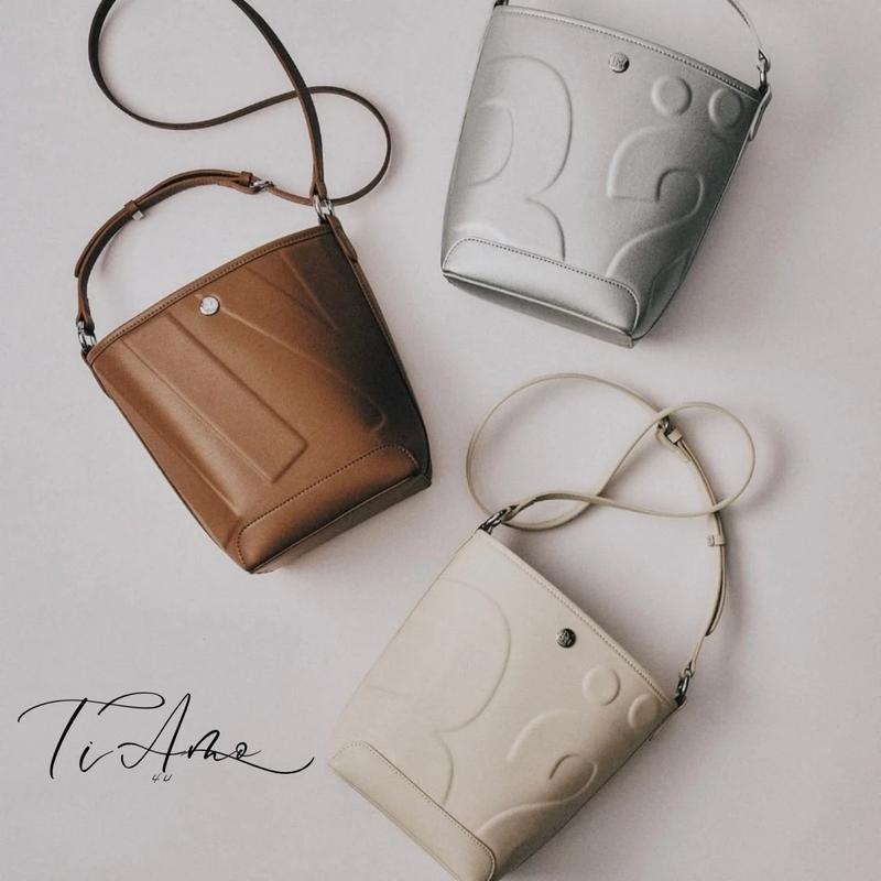 Rally The Bag Whisper Mini กระเป๋าเรียบหรูดีไซน์เหนือระดับ ผลิตจากหนังแท้คุณภาพสูงและวัสดุ ปู่ มีสายปรับระดับได้ทนทานเหมาะ สําหรับ
