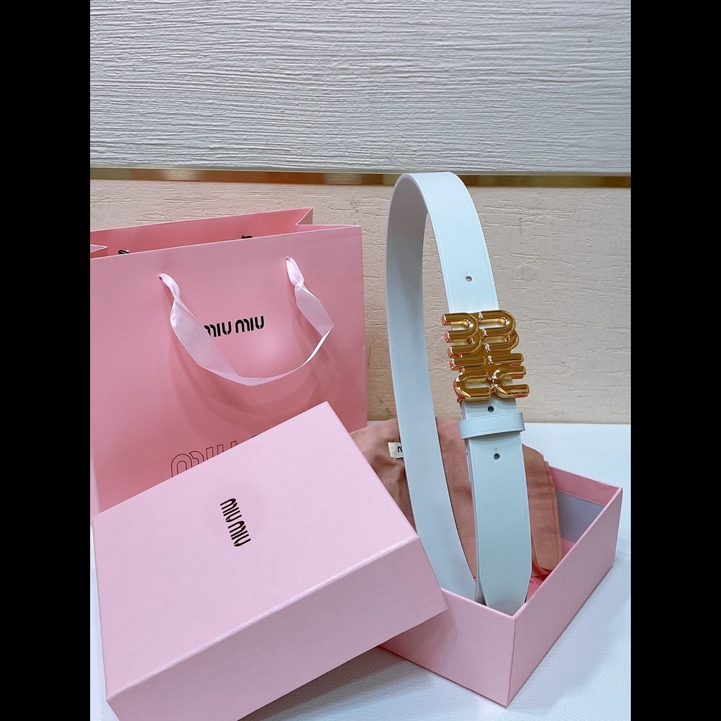 เข็มขัดหนังแท้ MiuMiu สำหรับผู้หญิง ออกแบบมาอย่างสวยงามและสวมใส่ง่าย กับกางเกงยีนส์สีดำบางๆ