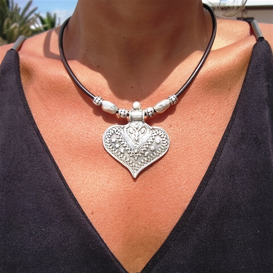 [Bohemian Heart Necklace] Silvery Bohemian Heart-Shaped Pendant Necklace with Vintage Patterns - A E