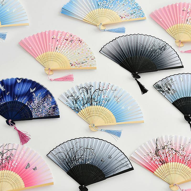 CharmantA ไม้ไผ่โบราณพับพัดลมสไตล์จีนพัดลมฤดูร้อนหญิงพัดลมเต้นรําแบบพกพา Elegent ดอกไม้มือถือประณีตของขวัญ TH