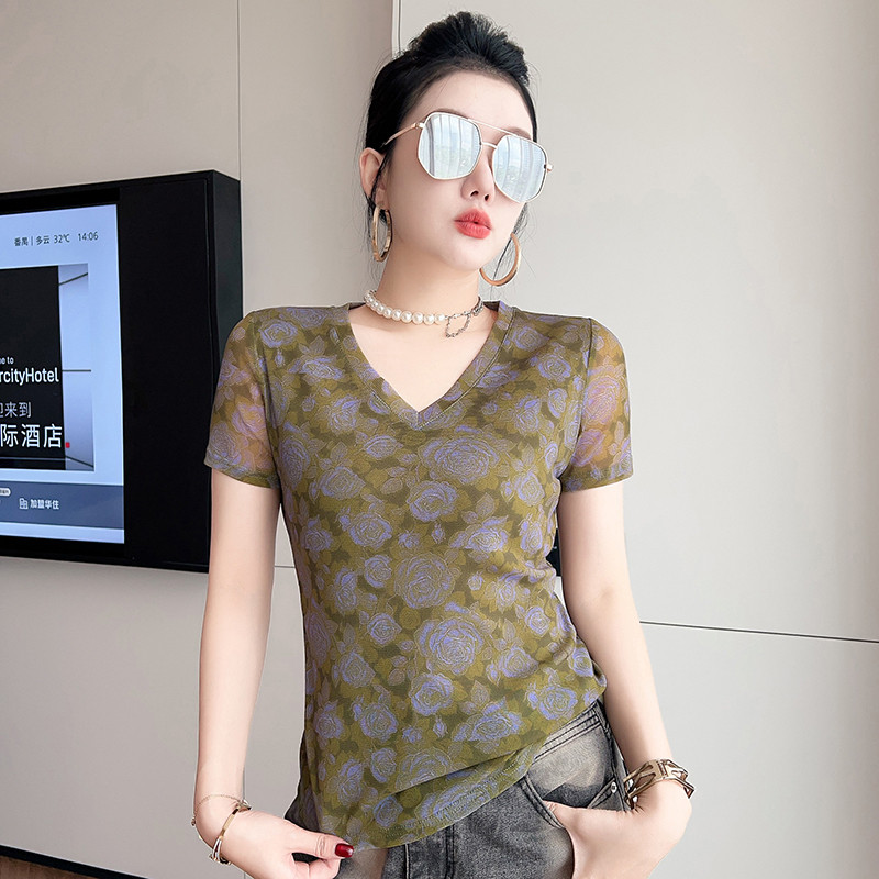 2026 ฤดูร้อนแฟชั่นตาข่ายยืดหยุ่นสูงพิมพ์แขนสั้น V คอ Slim-Fit Slimmer ดูแฟชั่นอินเทรนด์ 0TDS