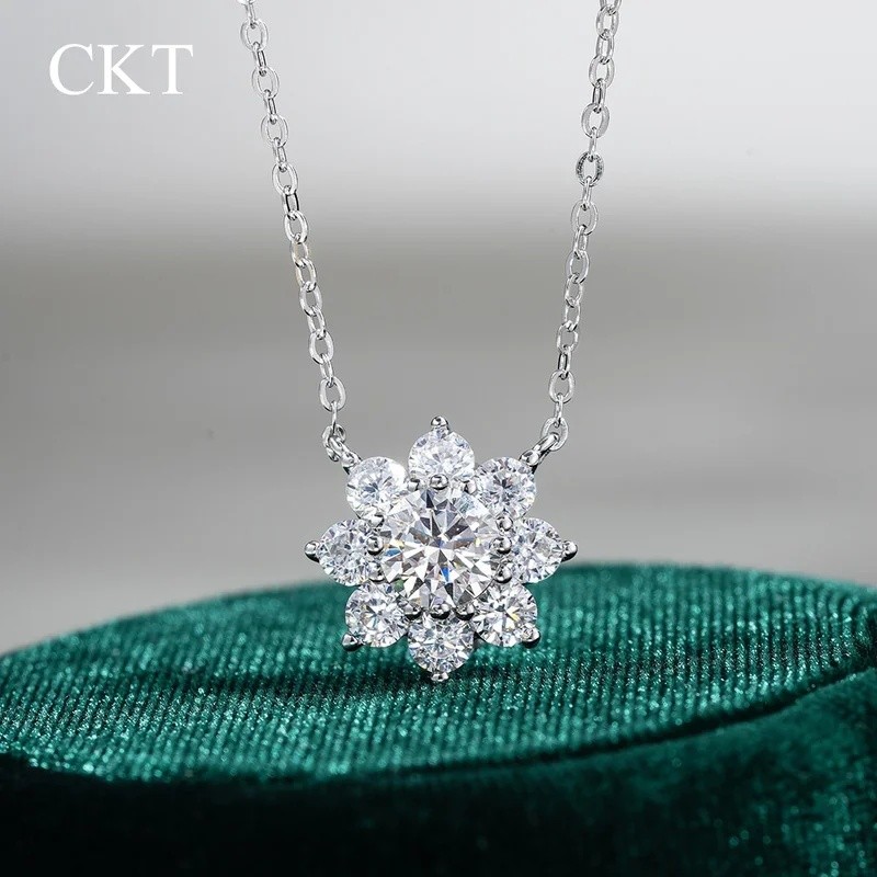 A88E CKT 18k จี้ทองคําขาว 1ct เพชร Moissanite สร้อยคอผู้หญิง Platinum Pt950 Sunflower คลาสสิกหก Claw