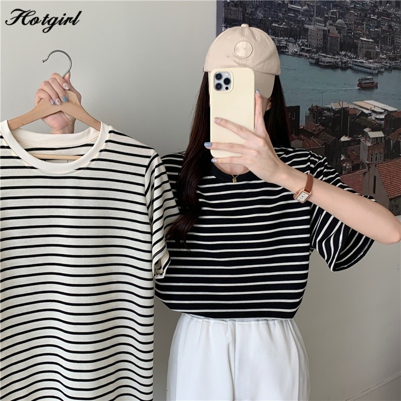 Hotgirl พร้อมส่ง เสื้อยืดแฟชั่นผู้หญิง เสื้อยืดลายทางสีพื้นผสม คอกลมแขนสั้น ทรงหลวมใส่สบาย สไตล์เกาหลีเรียบง่าย