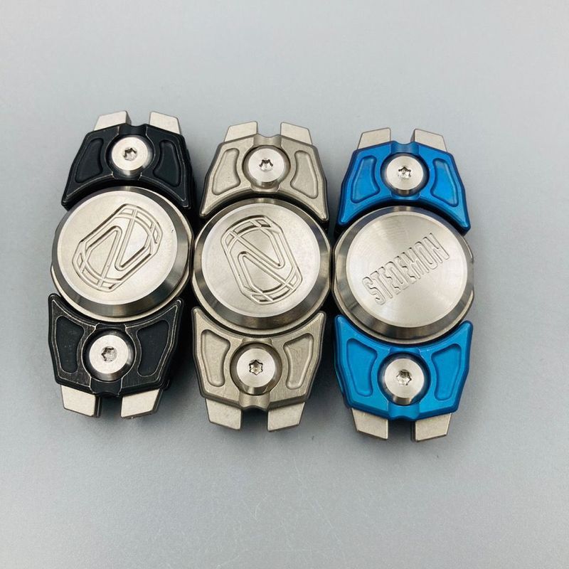 มัลติฟังก์ชั่น Fidget Spinner ไทเทเนียมที่เปิดขวด Finger Spinner Finger Decompression Decompression 