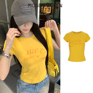MOSESQUEEN มอสเนสควีน เสื้อยืดแขนสั้นพิมพ์ลายตัวอักษรสีเหลืองสําหรับผู้หญิงในฤดูร้อนมีดีไซน์เข้ารูปเสริมรูปร่างอเนกประสงค์และมีคอกลม #64031