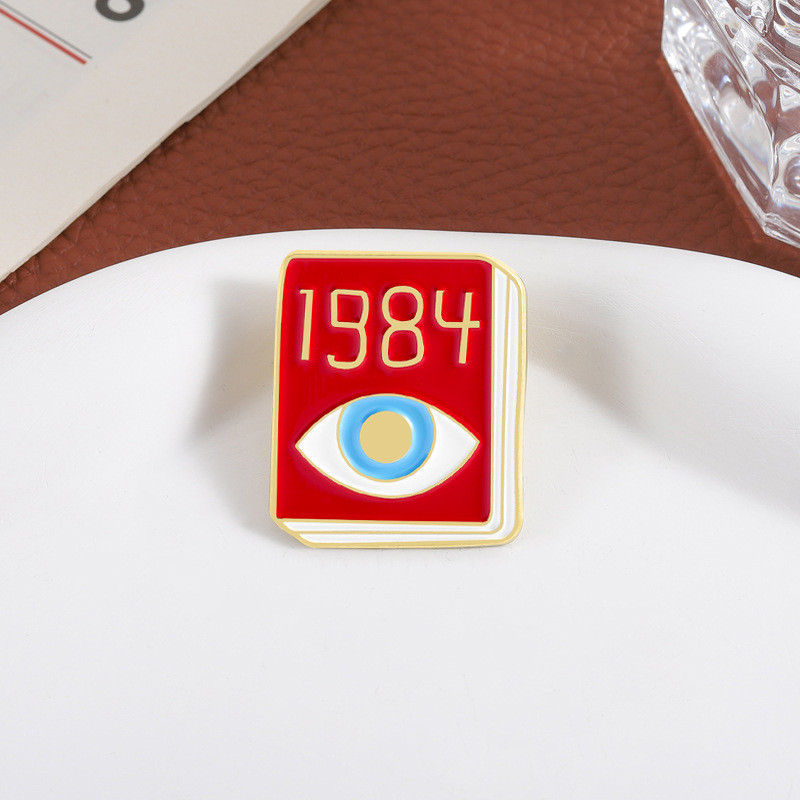 Anti-Utopia นวนิยายคลาสสิก 1984 เข็มกลัดโลหะผสม Creative Red Book Eye Shape Badge เสื้อผ้าอุปกรณ์เสร