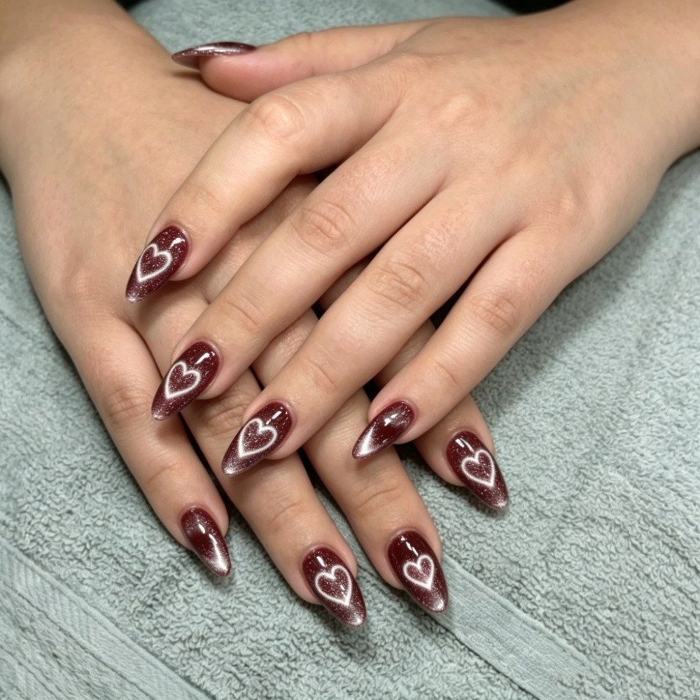 บรรยากาศรู้สึก Hollow Heart Cats Eye White Almond Nail สวมเล็บ