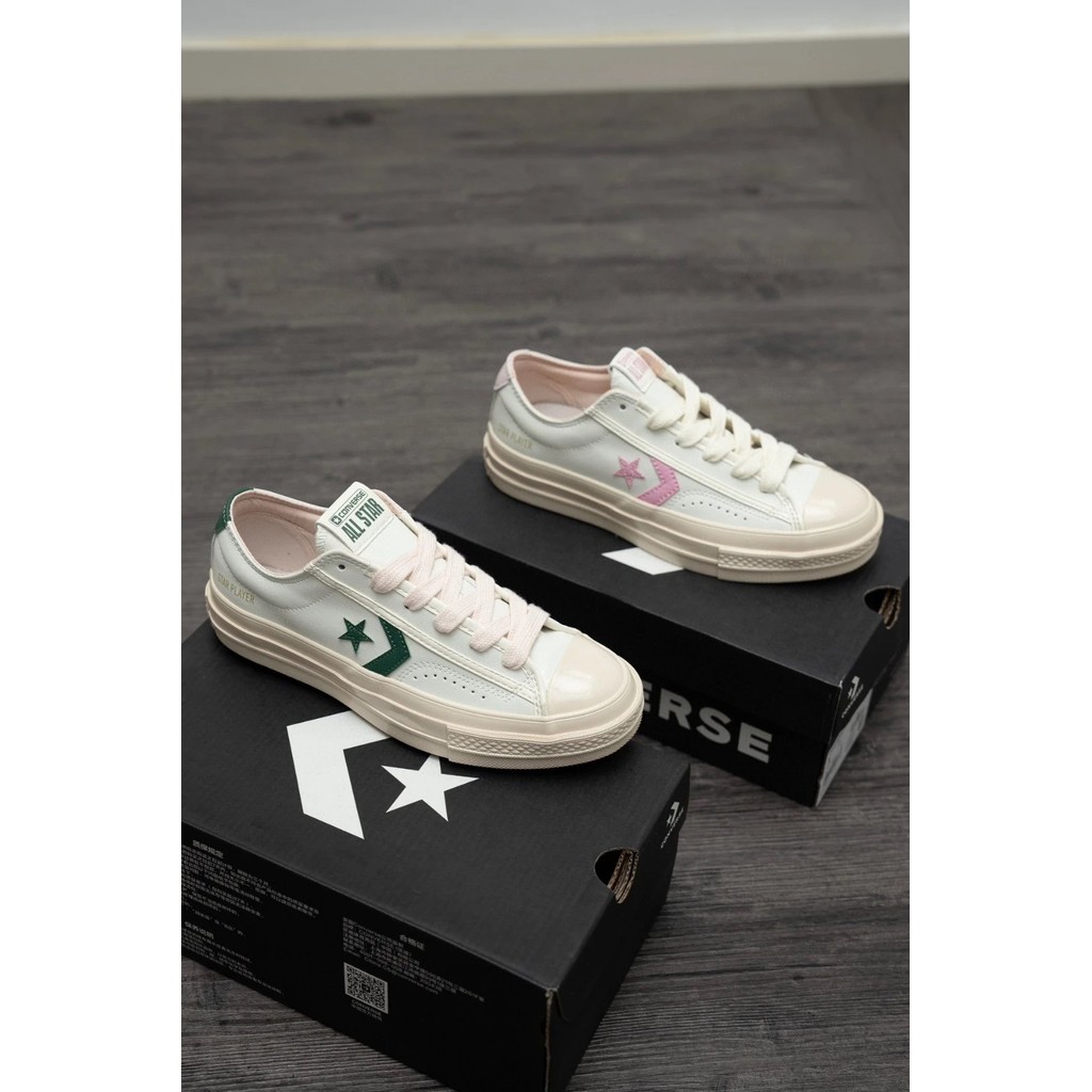 รองเท้ากีฬาลําลองสำหรับผู้หญิง ในสไตล์ CHA*StarPlayer76 แบบเรโทร พร้อมโลโก้ดาวและลูกศร ดั่งเช่นของ P