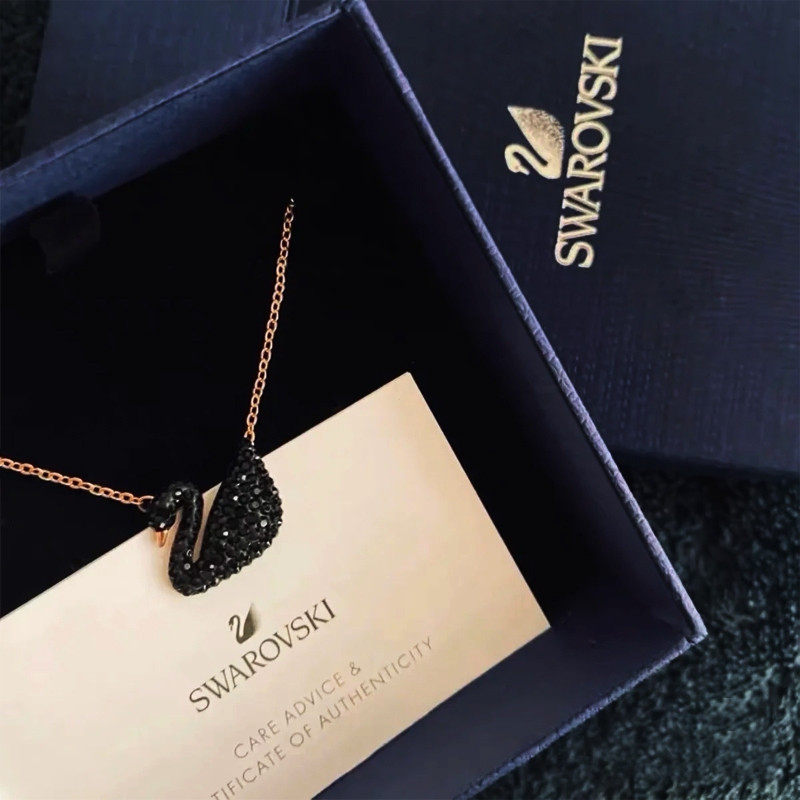 สร้อยคอมุก Swarovski Iconic Swan ดำ พร้อมกลิตเตอร์ สำหรับผู้หญิง ราคา ถูกที่สุด ดีลบีเคเค แกลเลอรีภาพที่ 3