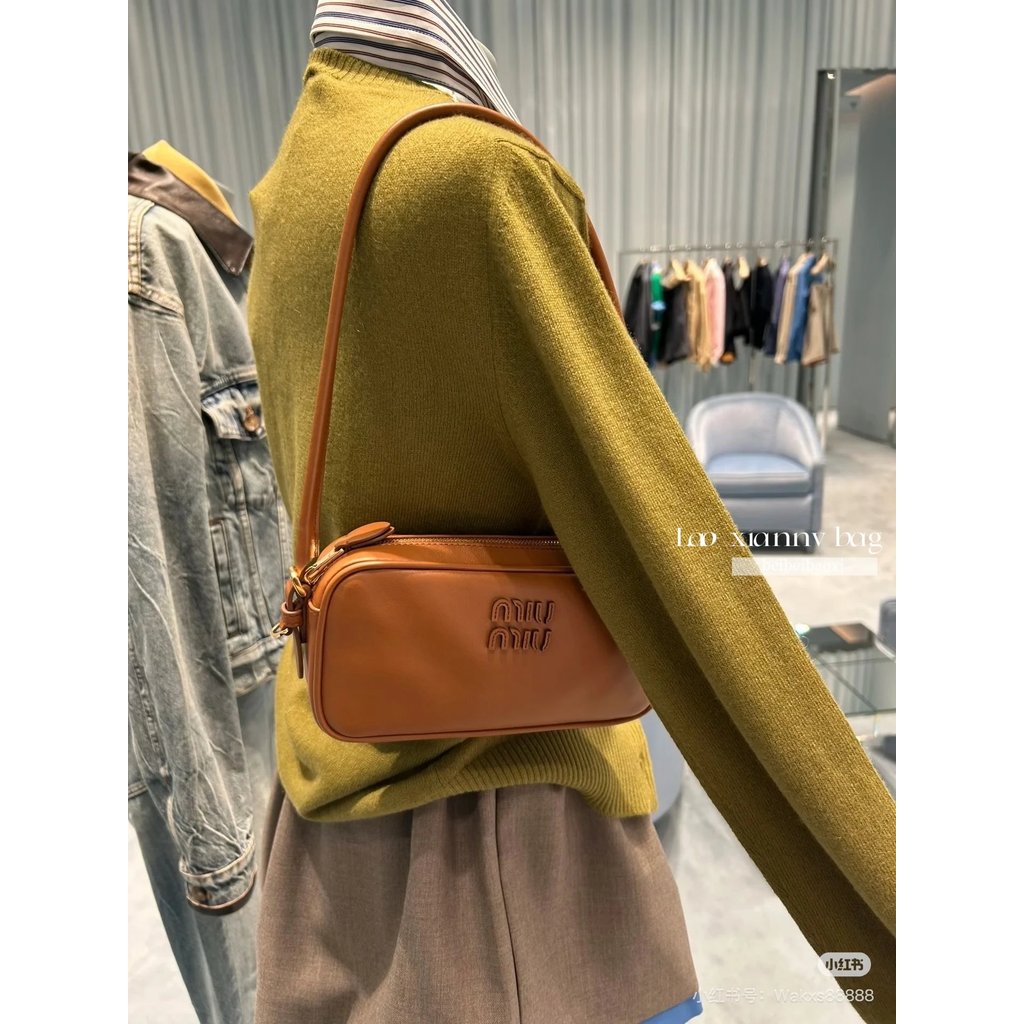 MIUMIU/Muu Retro กระเป๋าสะพายแฟชั่น Underarm Bag Female Bag miu Mahjong Bag Muu Retro Bag miumiu Bag