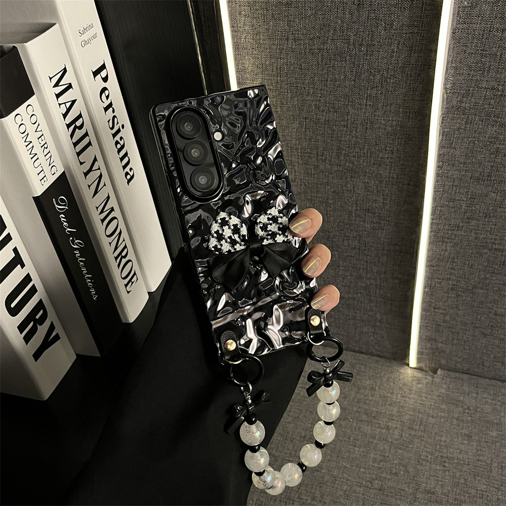 หรูหรา 3D โบว์สีดําไฟฟ้ารูปแบบริ้วรอยเคสโทรศัพท์พร้อมสร้อยข้อมือโบว์สําหรับ Samsung Galaxy Z Fold7 F