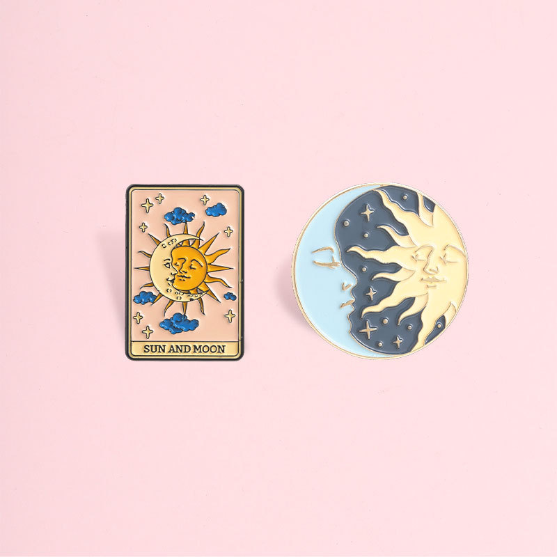 Sun and Moon Tarot เข็มกลัด Pins Yin Yang Sun Moon เข็มกลัดป้ายโลหะกระเป๋าเป้สะพายหลังอุปกรณ์เสริมขอ