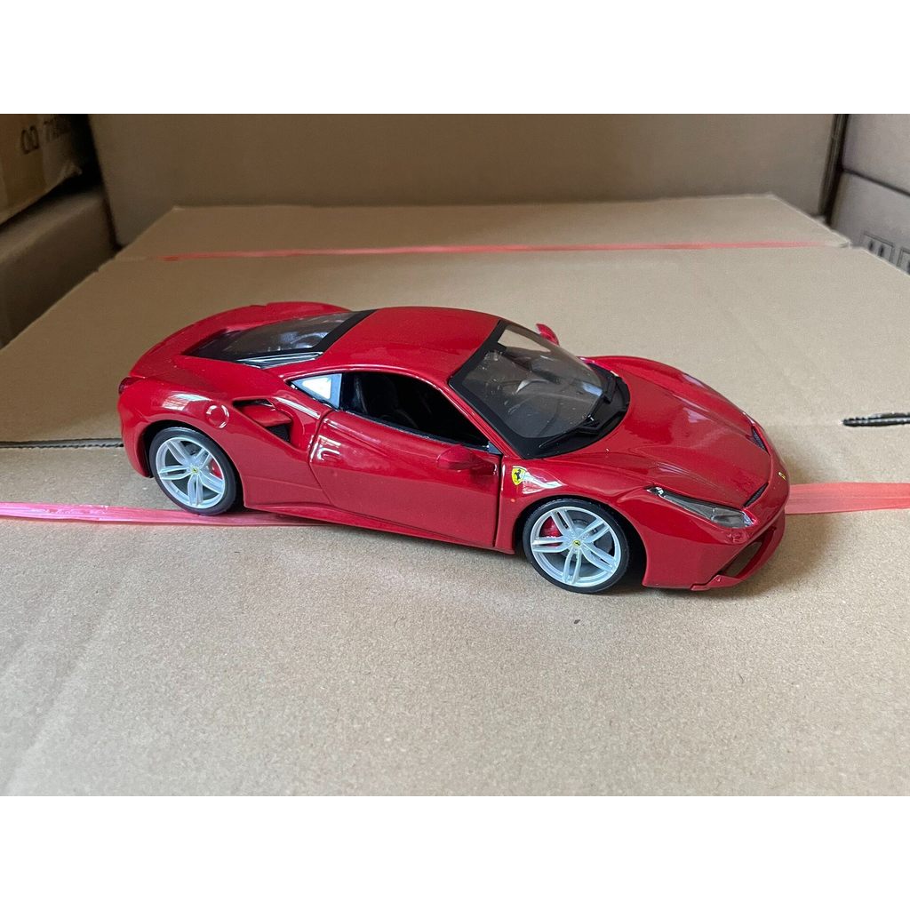 Bburago1: 24 Ferrari 488GTB รถสปอร์ตรุ่น