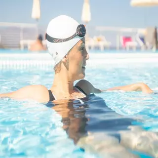 Decathlon Swimming Goggles Size L Tinted Lenses แว่นตาว่ายน้ำขนาด L ชนิดเลนส์เคลือบสี รุ่น Xbase - Black/Orange/Grey