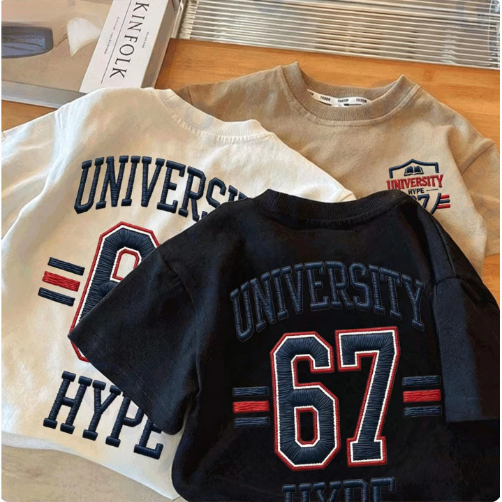 COD เสื้อยืดเด็ก/67 universuty ฤดูกาลกลับไปโรงเรียน ลายตัวอักษรสุดเท่/ เหมาะสำหรับทั้งชายและหญิง Kids T-shirt