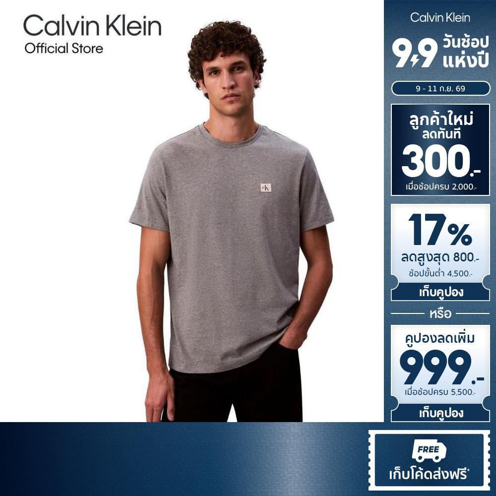 CALVIN KLEIN เสื้อยืดคอกลมแขนสั้นผู้ชาย Monogram Patch ทรง Regular รุ่น 4RC272G P7E-สีเทา