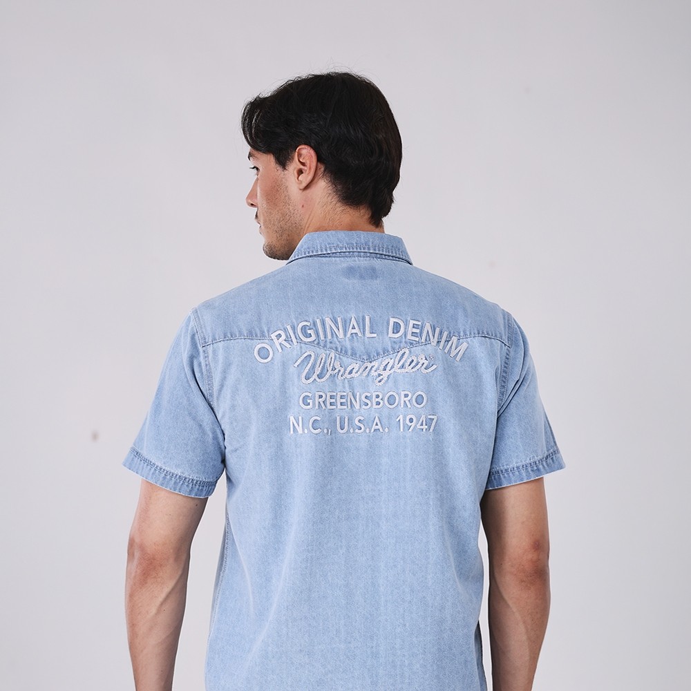 WRANGLER เสื้อเชิ้ตแขนสั้นผู้ชาย คอลเลคชั่น Beyond Indigo รุ่น WR S326MSHSN38 สียีนส์อ่อน — صورة 4