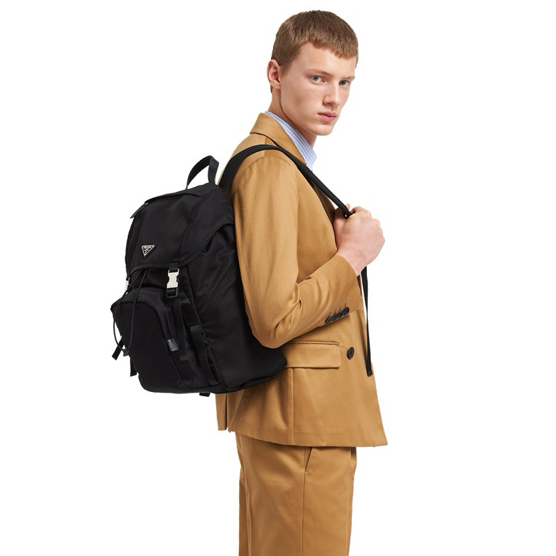 เกรดแท้ | Re-Nylon และ Saffiano PRD กระเป๋าสะพายหลังโลโก้สามเหลี่ยม 2VZ135