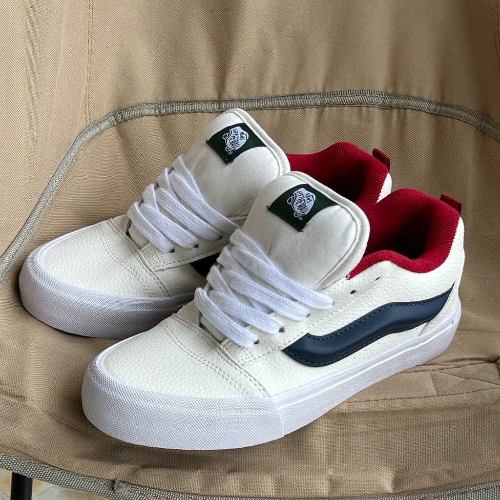 Knu Skool รองเท้าบอร์ดลําลองส้นเตี้ยหนังสีขาวและสีดํา