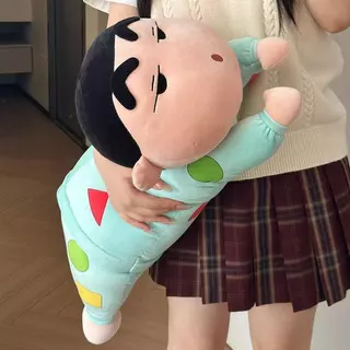 บริการจัดส่งในพื้นที่)S.Crayon Shin-Chan ตุ๊กตาหมอนยาวเด็ก Sleeping Plush ของเล่น Ragdoll ส่งของขวัญวันเกิดสาว