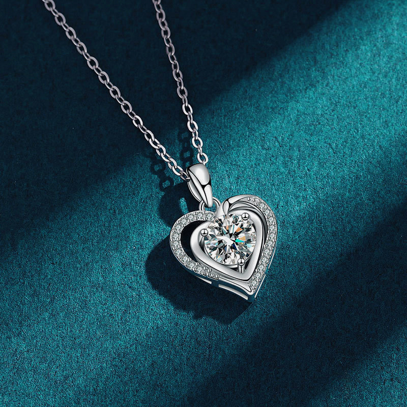 Moissanite สร้อยคอรูปหัวใจผู้หญิง Collarbone Chain Eternal Knot จี้ Moissanite Diamond